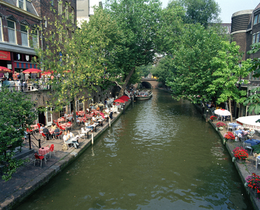 805670 Gezicht over de Oudegracht met werfterrassen te Utrecht, vanaf de Jansbrug; op de achtergrond de Viebrug.